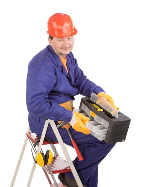 Trabajador en escalera con caja de herramientas . — Foto de Stock