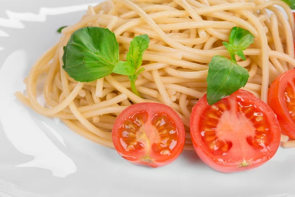 Pasta with basil and tomatoes — Stock Photo, Image