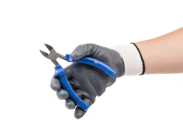 Dłoń w rękawicy gospodarstwa niebieski szczypce. — Zdjęcie stockowe