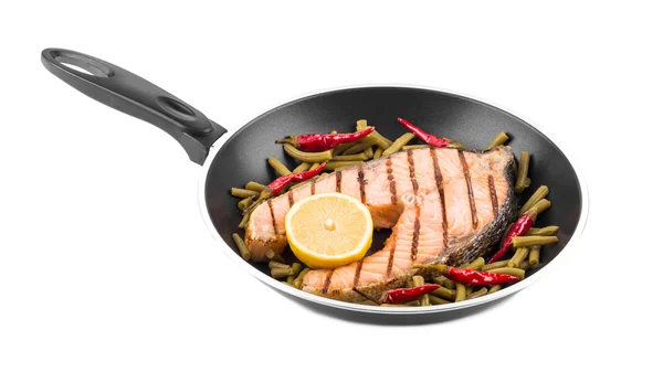 Koekenpan met zalm steak met citroen, asperges en peper — Stockfoto