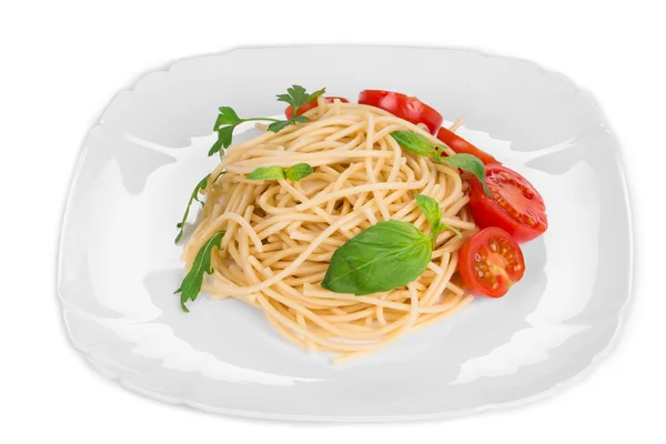 Pasta italiana con tomates y albahaca — Foto de Stock