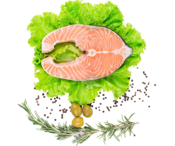 Стейк из лосося на салате с оливками — стоковое фото
