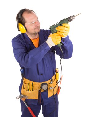 beyaz zemin üzerinde matkap ile çalışan.