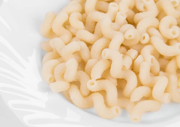 Närbild på pasta cavatappi på en vit platta. — Stockfoto