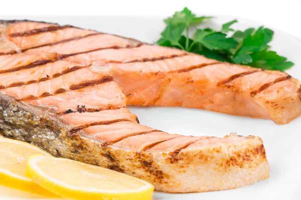 Grilovaný lososí steak se zeleninou na talíři. — Stock fotografie