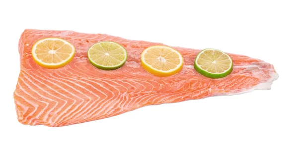 Свежий лосось с лимоном . — стоковое фото