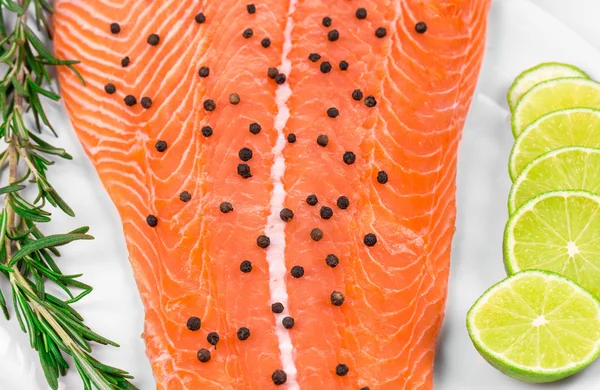 Salmon fillet with pepper lime. — Stock Photo, Image