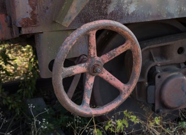 eski bir araba parçası