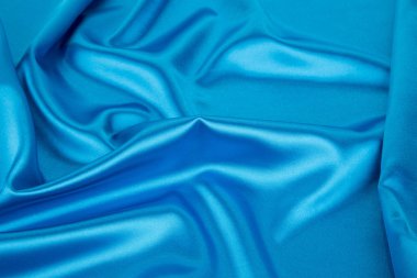 Mavi ipek kumaş kıvrımları yakın çekim.
