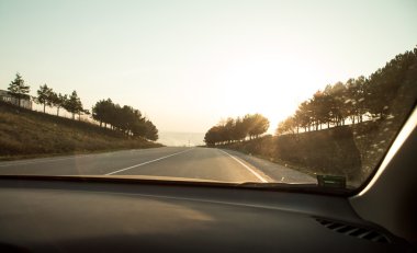 Araba penceresinden güneşli yol.