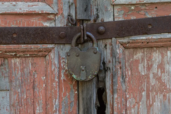 Cadenas sur une porte en bois . — Photo