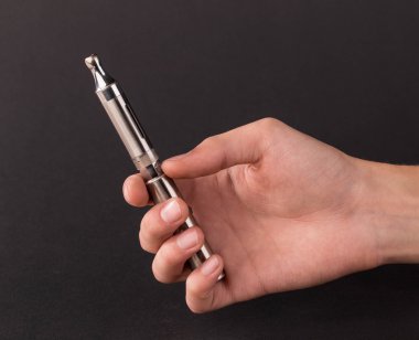 El tutma elektronik sigara.