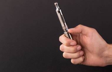 El tutma elektronik sigara.