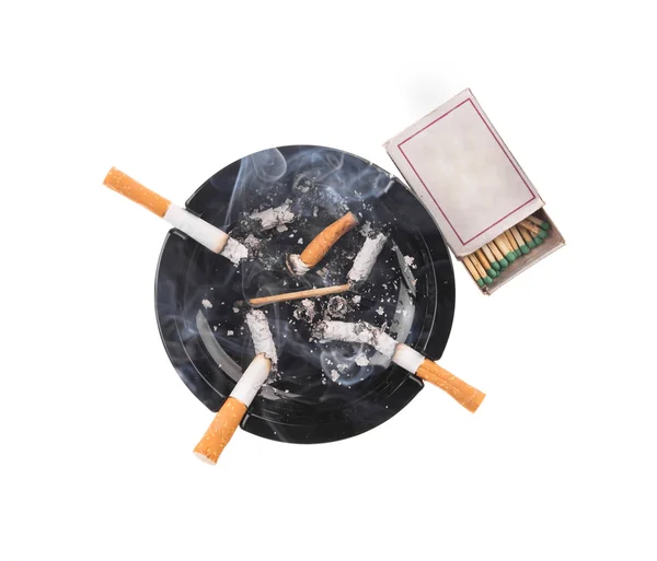 Cendrier noir et cigarettes fumantes . — Photo