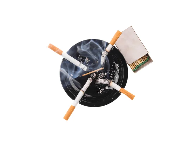 Posacenere nero e fumare sigarette . — Foto Stock