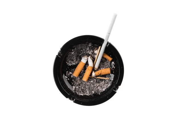 Cendrier noir avec mégots de cigarette . — Photo