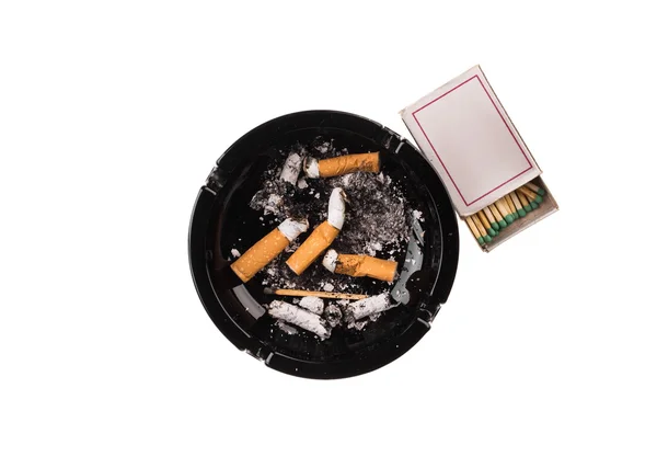 Černý popelník s nedopalky cigaret. — Stock fotografie