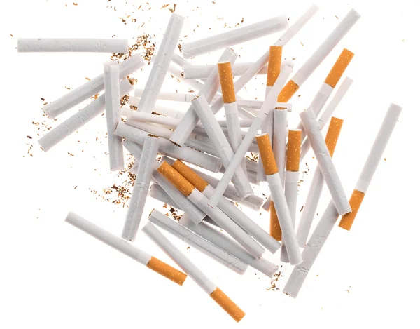Hromadu cigaret na bílém pozadí — Stock fotografie