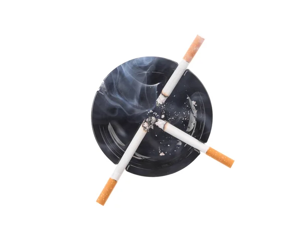 Cenicero negro y cigarrillos para fumar . — Foto de Stock