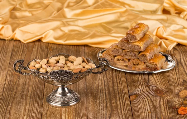 Traditionell turkisk baklava och jordnötter. — Stockfoto