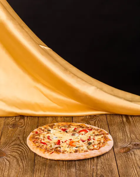 Chutná pizza na dřevěném stole. — Stock fotografie
