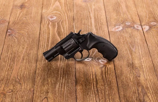 Revolver noir sur bois — Photo