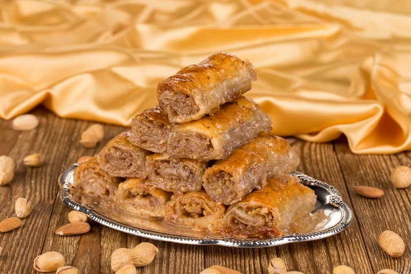 Traditionele Turkse baklava en pinda 's. — Stockfoto