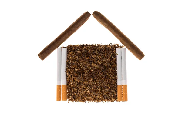 Tabaco em forma de casa e cigarros — Fotografia de Stock