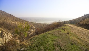 tepeler ve mavi gökyüzü