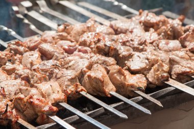 Şaşlık mangal şiş üzerinde