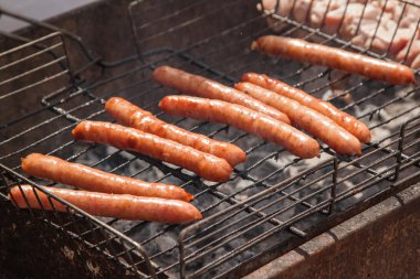 Uzun baharatlı sosisler