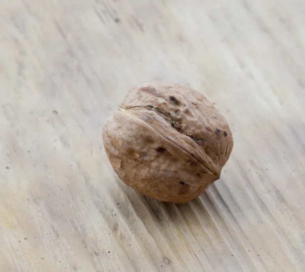 Nuez sobre fondo de madera — Foto de Stock