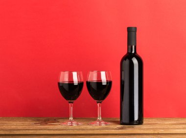 bir şişe şarap ve iki bardak