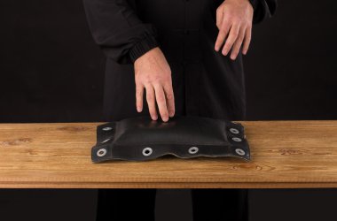 Doldurulmuş yastık üzerinde parmaklarını ateşler.