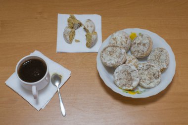 Bir fincan kahve ve zencefilli çörekle hayat. Ahşap bir yüzey üzerinde yer alır. Yakın plan..