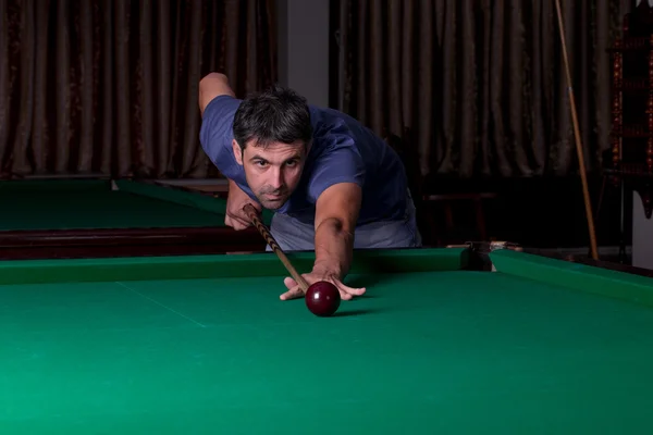 Young man lines up his shot — Stock Photo, Image