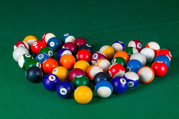 Bolas de billar en una mesa de billar verde — Foto de Stock