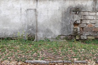 Serpilmiş alçılı eski bir taş duvar. Arka plan olarak kullanılabilir. Yakın plan..