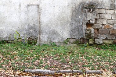 Serpilmiş alçılı eski bir taş duvar. Arka plan olarak kullanılabilir. Yakın plan..
