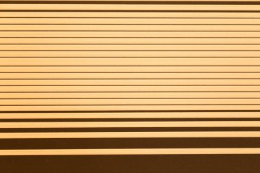 Sarı yatay panjurların arka planı. Yakın plan..