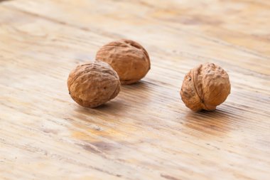 eski ahşap arka planda cevizler