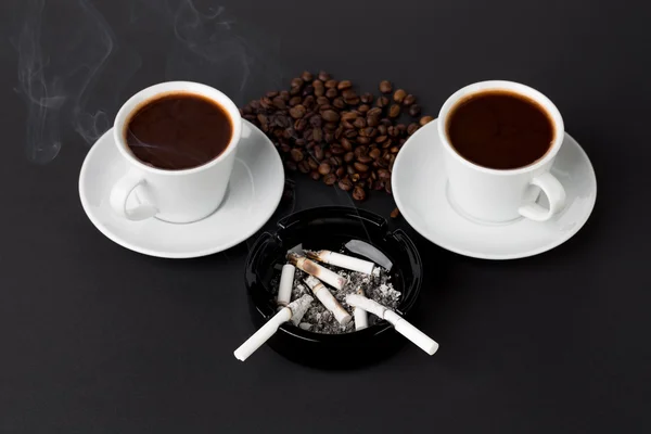 Tazas de café con cigarrillos —  Fotos de Stock