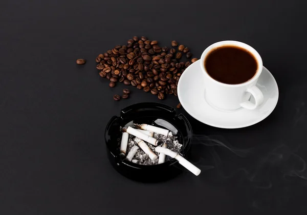 Tasse de café avec des cigarettes — Photo