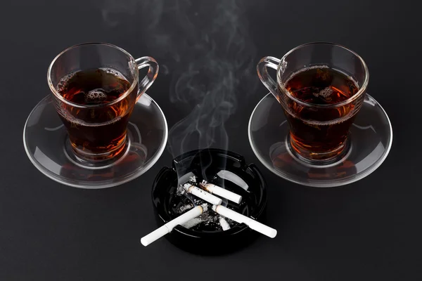 Tazas de té y cigarrillos — Foto de Stock