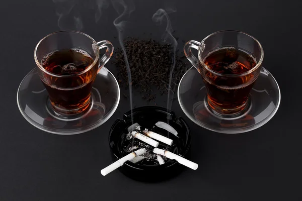 Tazze di tè e sigarette — Foto Stock