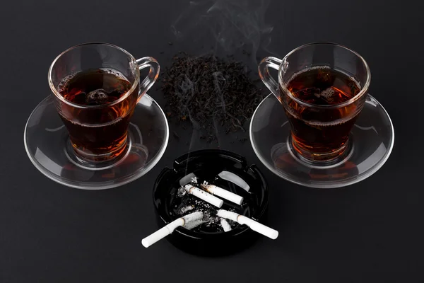 Tazze di tè e sigarette — Foto Stock