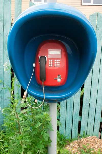 红色公用电话在蓝色展位 — 图库照片