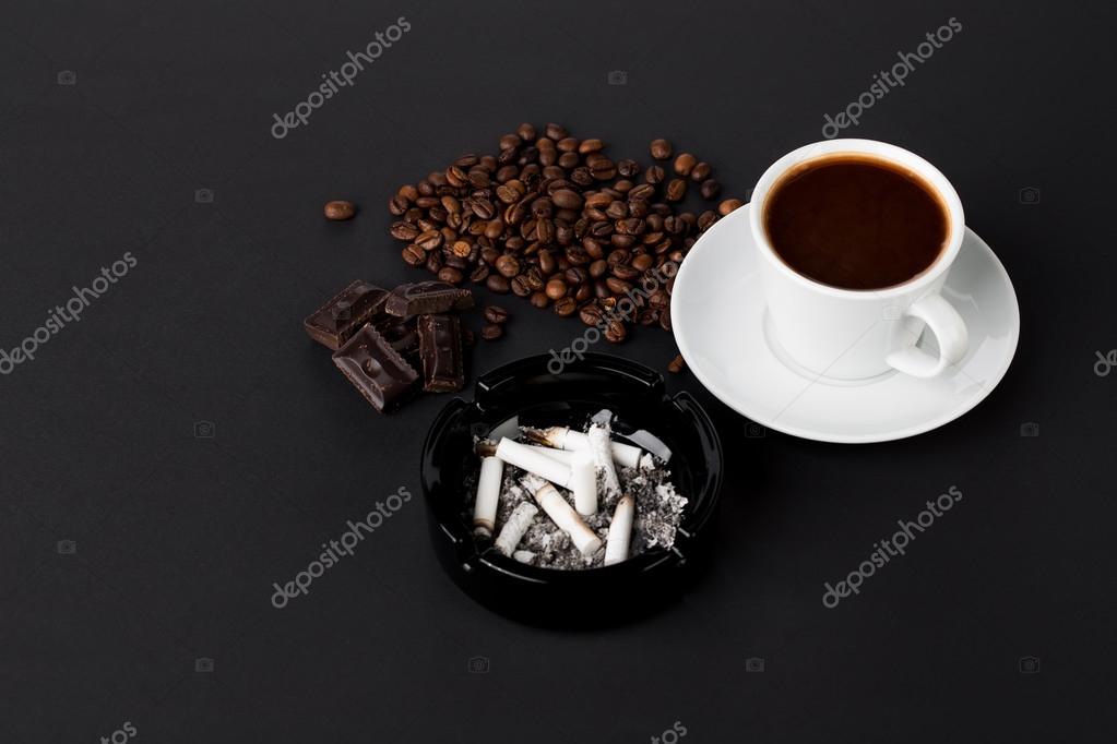 Fincan kahve ve sigara ile kül tablası Stok fotoğrafçılık
