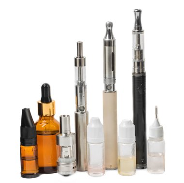 Çeşitli modern elektronik sigara vaporizers.