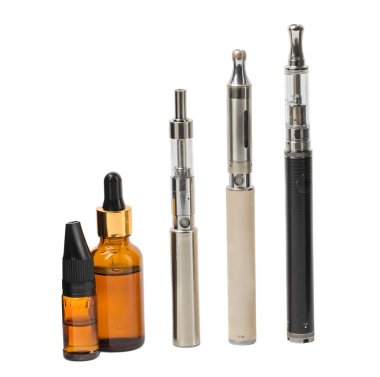 Çeşitli modern elektronik sigara vaporizers.